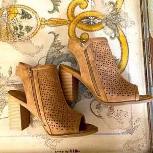 Report shoes- tan  size 7 1/2  Zip side.